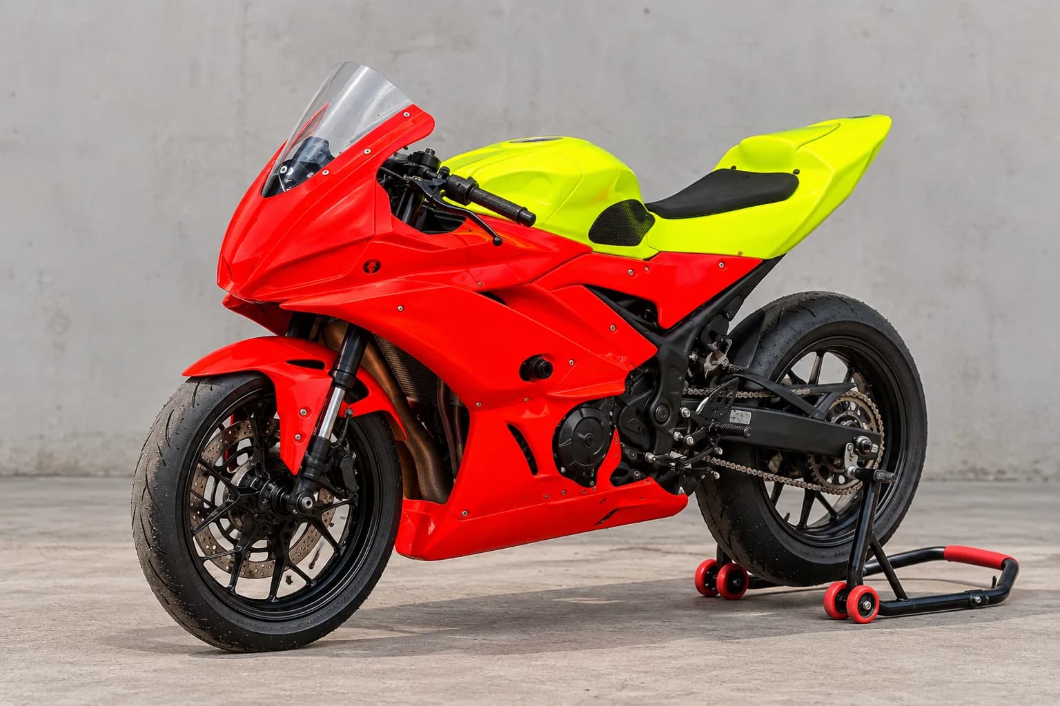 Czerwono-żółta Yamaha YZF-R3 EAS