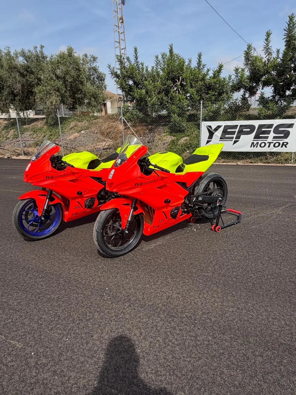 Dwie prawdziwe Yamahy YZF-R3 floty EAS