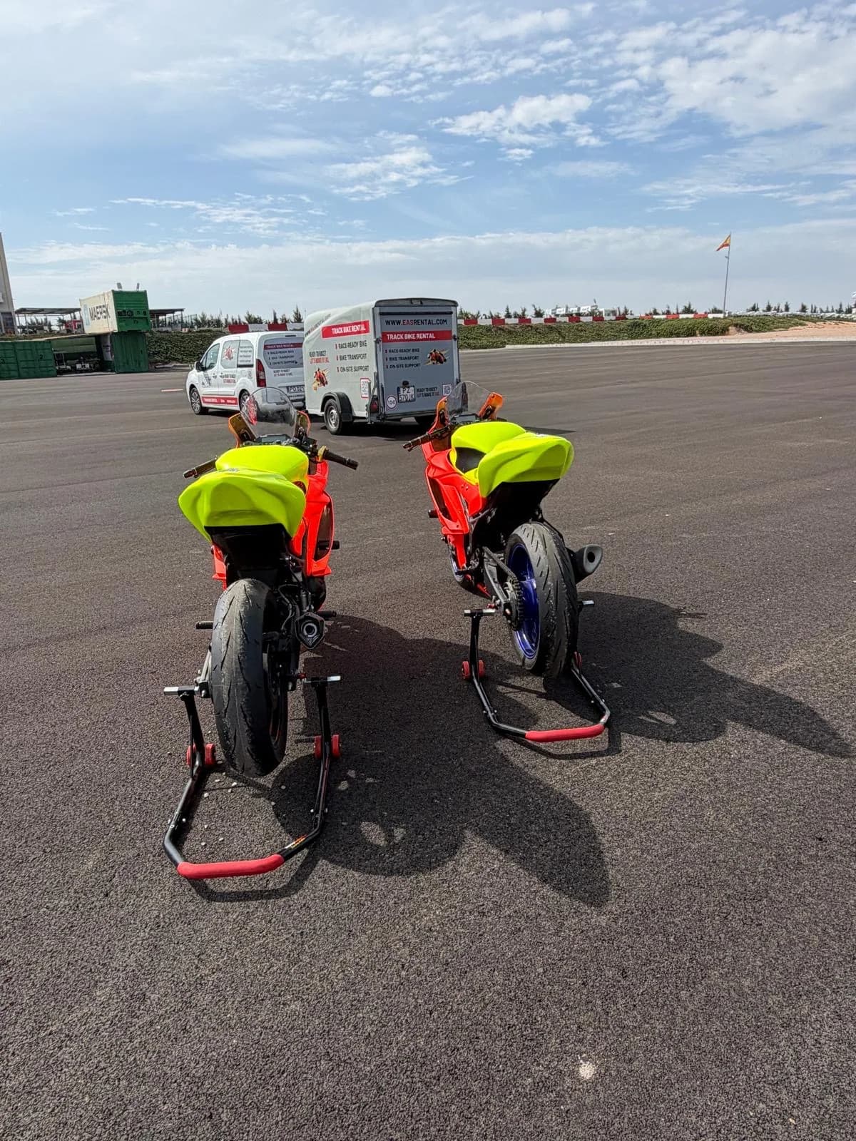 Yamahy YZF-R3 EAS widziane od tyłu